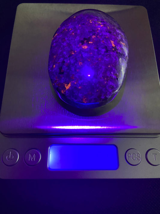 Yooperlite Palm Stone 115.4g UV Reactive