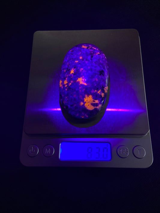 Yooperlite Palm Stone 83g  UV Reactive